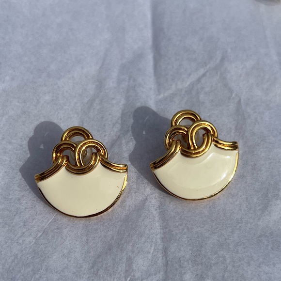 Vintage Cream Enamel and Gold Pierced Earrings - Picture 4 of 12